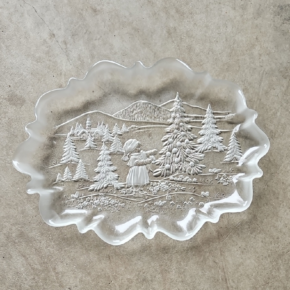 Clear Glass Scenic Platter With Scalloped Edge